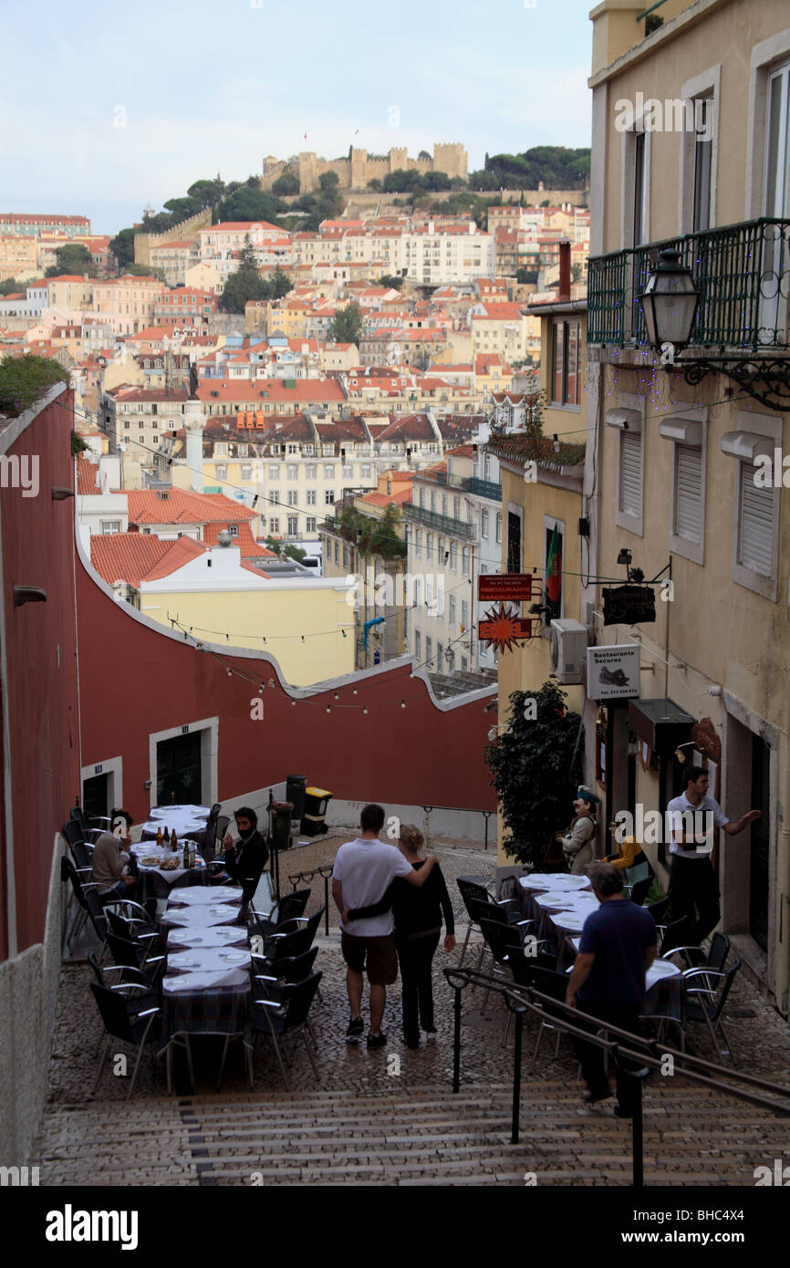 La vivace scena di strada nel Bairro Alto quartiere di Lisbona Foto Stock