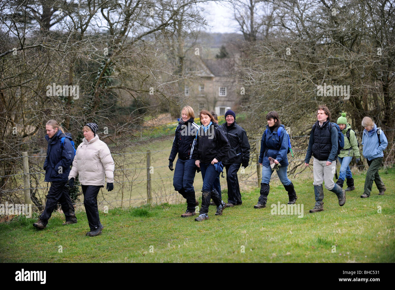 Un piccolo gruppo su una vacanza a piedi in Cotswolds, GLOUCESTERSHIRE REGNO UNITO Foto Stock