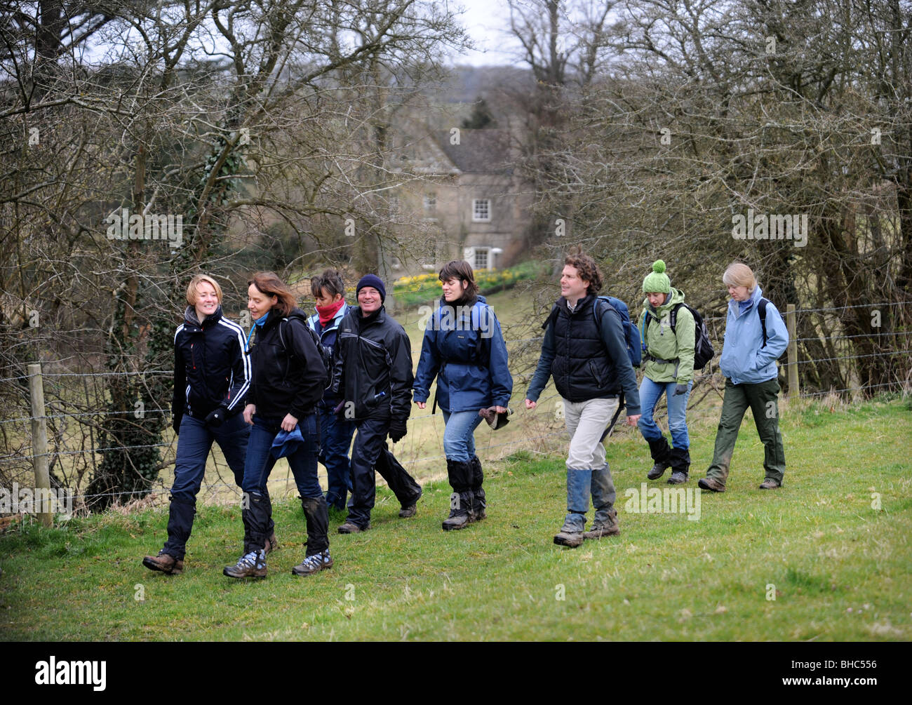 Un piccolo gruppo su una vacanza a piedi in Cotswolds, GLOUCESTERSHIRE REGNO UNITO Foto Stock