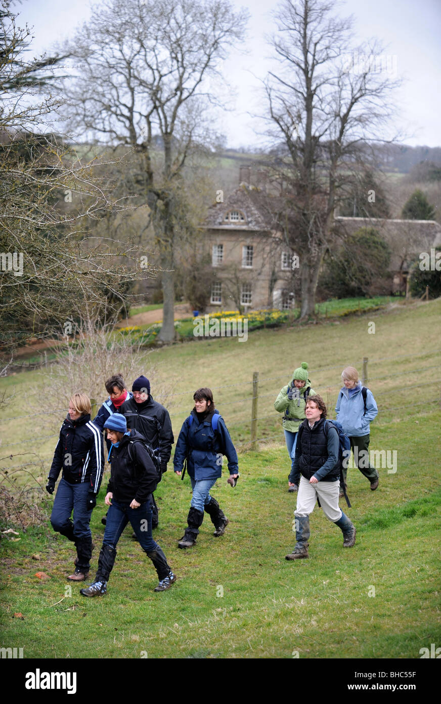 Un piccolo gruppo su una vacanza a piedi in Cotswolds, GLOUCESTERSHIRE REGNO UNITO Foto Stock