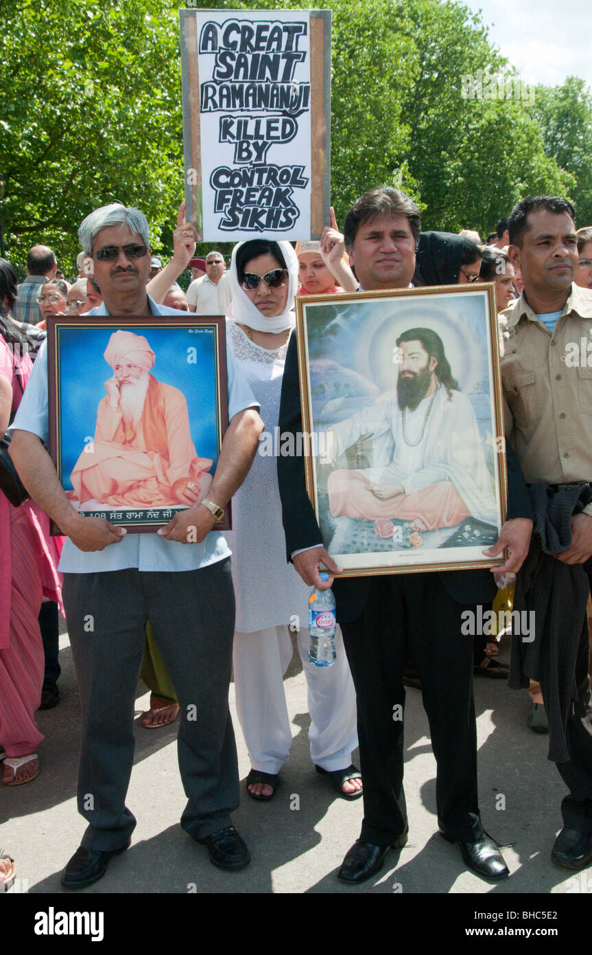 Ravidassia marzo contro la discriminazione di casta da sikh. Uomo e donna con poster e immagini di Sant Ramanand Foto Stock