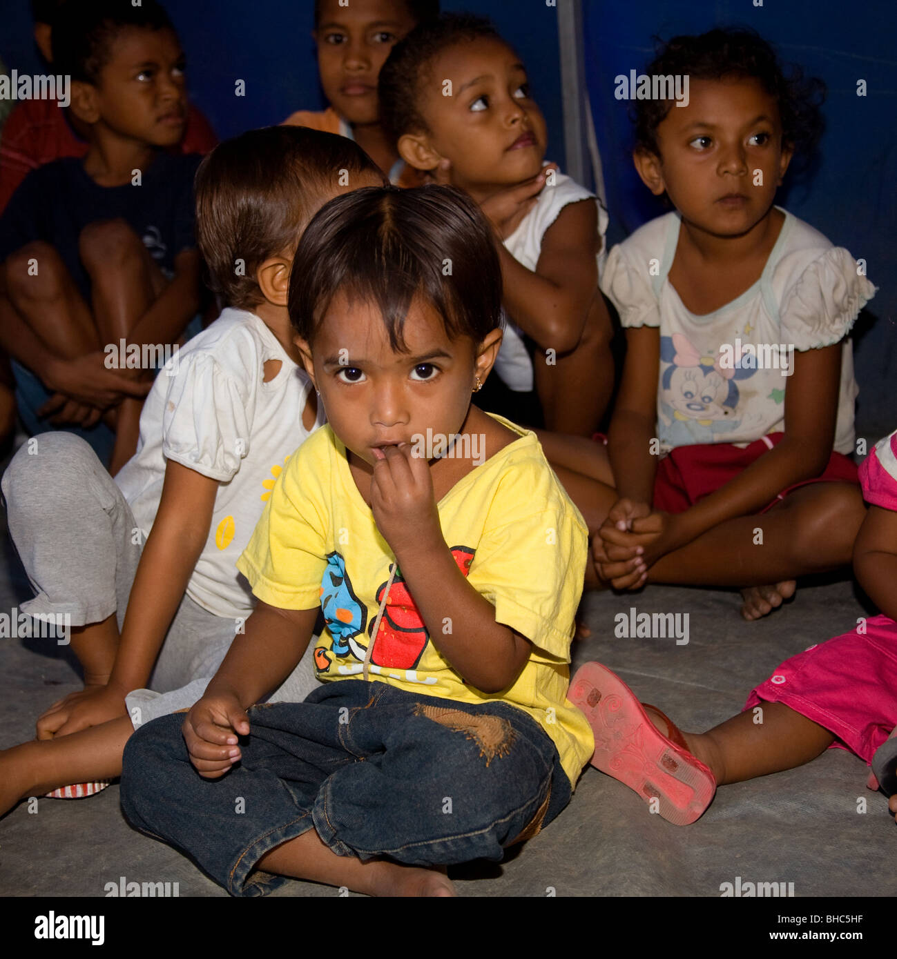 I bambini che partecipano al gruppo di eseguire attività da pianificare a livello internazionale IDP sfollati camp Dili Timor Orientale Foto Stock