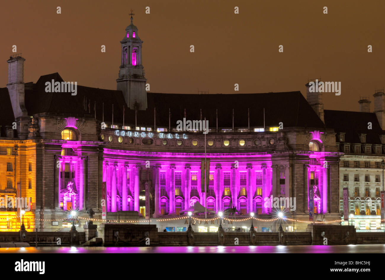 Praticamente il tempo ad una illuminata County Hall, South Bank di Londra SE1, Regno Unito Foto Stock