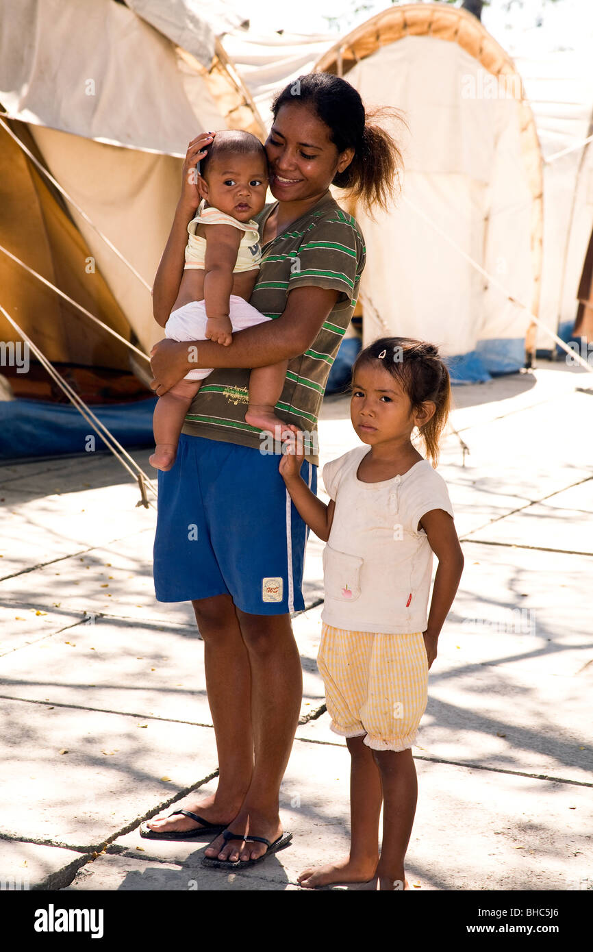 Spostata la madre ed i suoi due bambini a Motael IDT sfollati Tented Camp Dili Timor Orientale Foto Stock