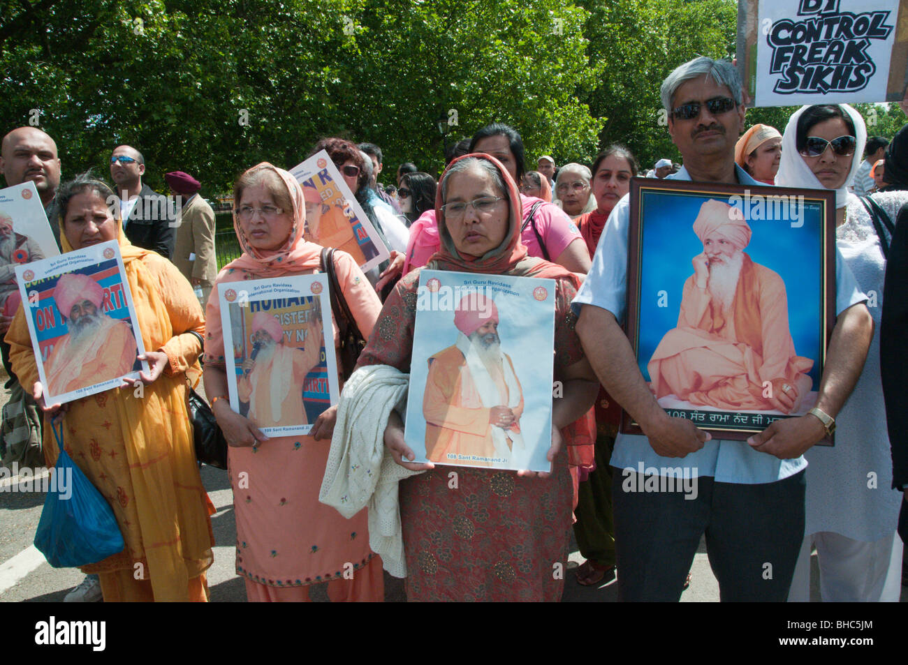 Ravidassia marzo contro la discriminazione di casta da sikh. L uomo e la donna in attesa di foto di Sant Ramanand Foto Stock