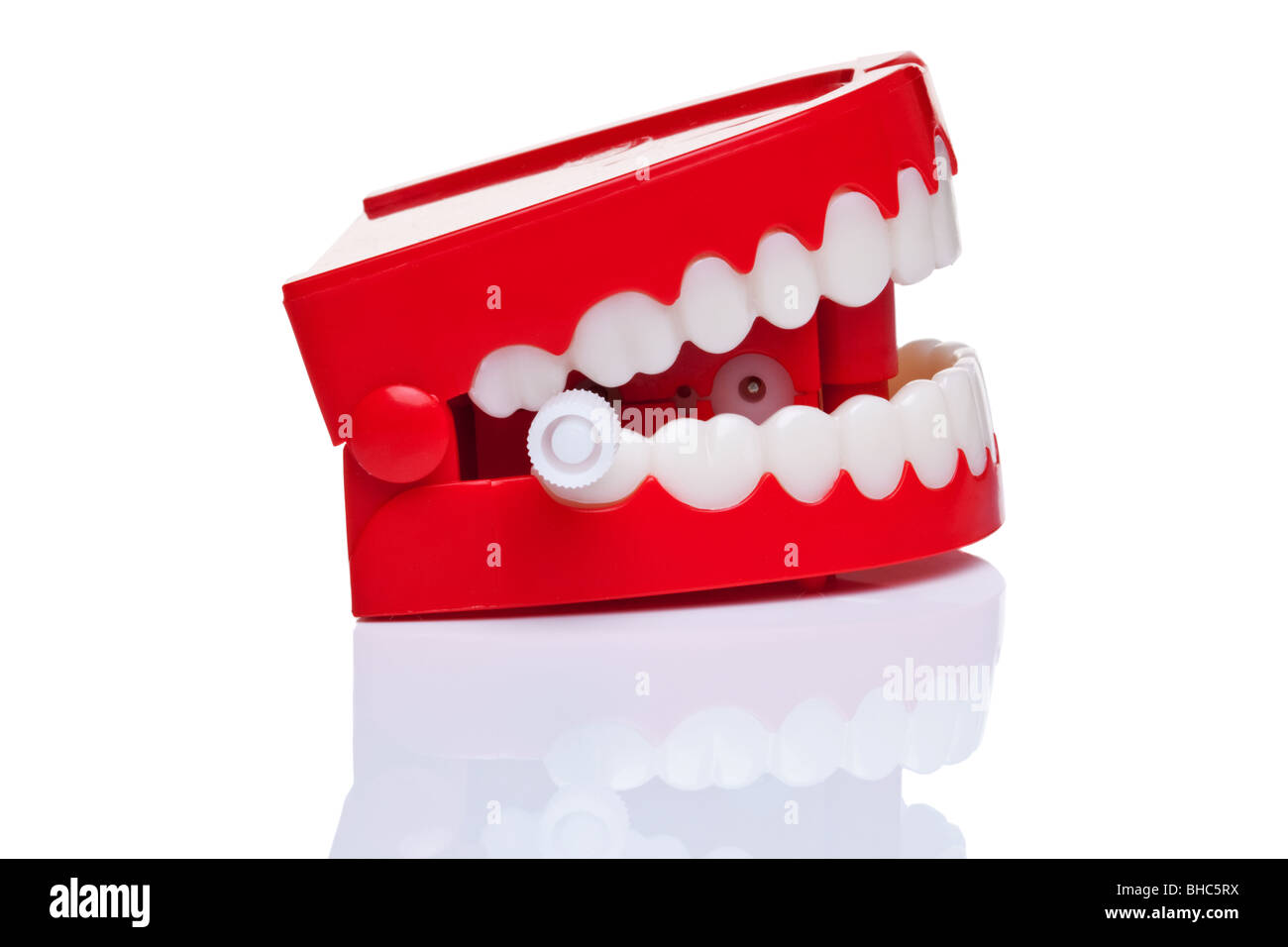 Una coppia di scherzo vento fino denti di chattering su un puro sfondo bianco, foto ad alta risoluzione. Foto Stock