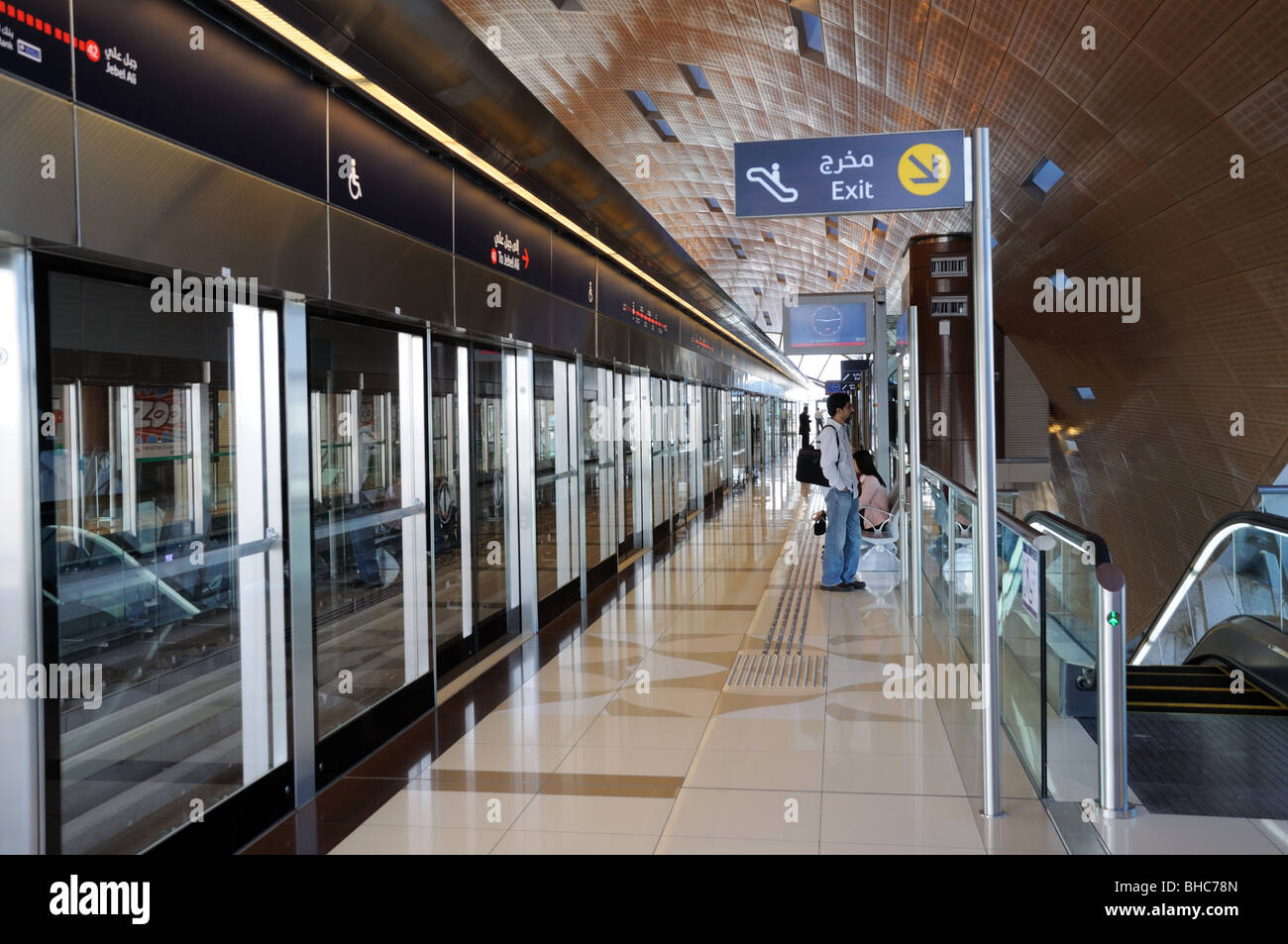 In attesa che il treno, la metropolitana di Dubai. Emirati Arabi Uniti Foto Stock