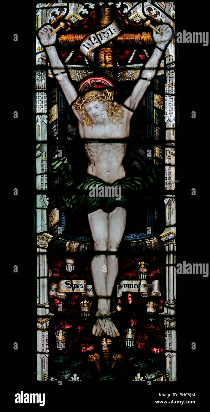 Una finestra di vetro colorato da C E Kempe, raffigurante la Crocifissione, St Wilfred la Chiesa, Kirkby Knowle, North Yorkshire Foto Stock