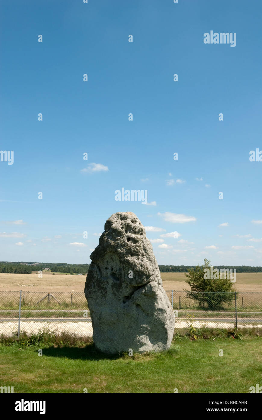 Heel Stone a stone henge preso dalla strada pubblica Foto Stock