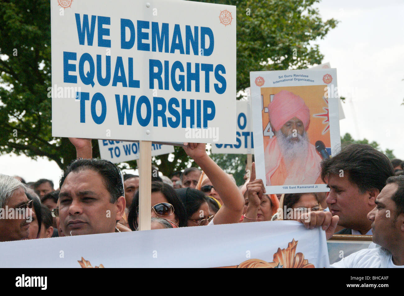 Ravidassia marzo contro la discriminazione di casta da sikh. La folla con cartelli chiedendo pari diritti al culto & Sant Ramanand Foto Stock