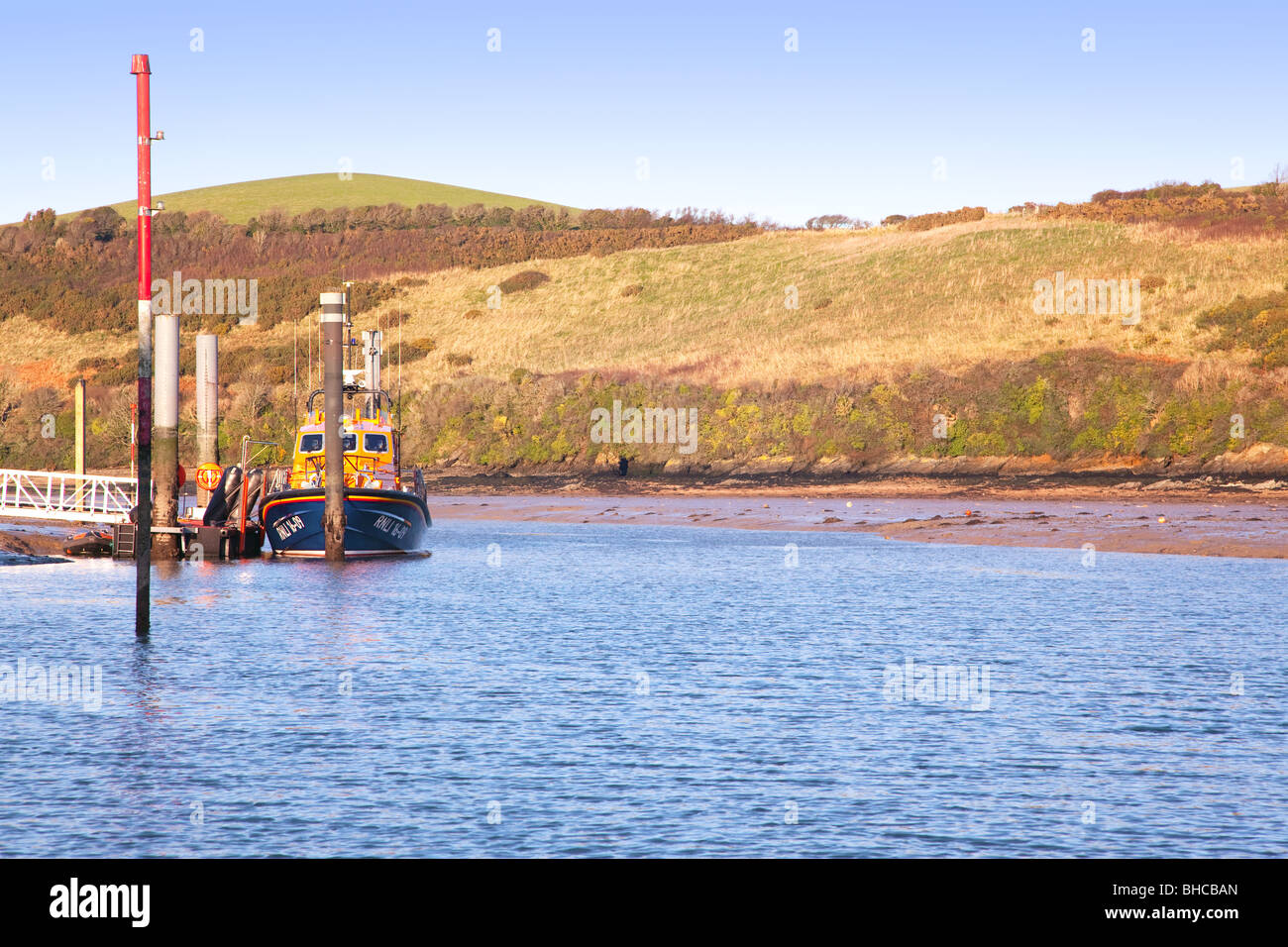 La scialuppa di salvataggio RNLI Baltic Exchange III ormeggiati in porto a Salcombe, South Devon, in Inghilterra. Foto Stock