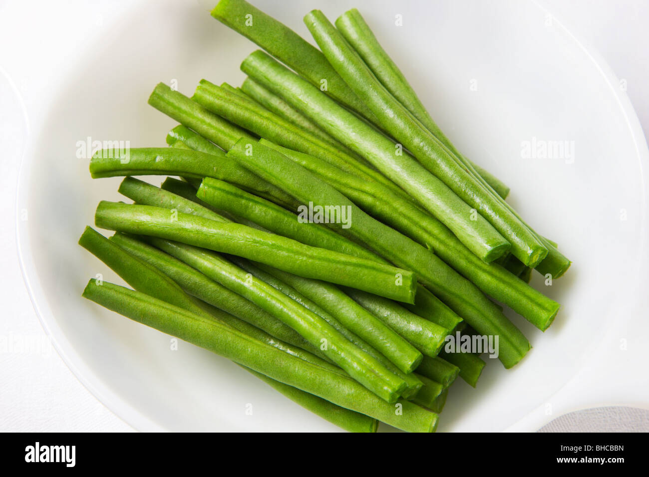 Rifilato Fagiolini in un piatto bianco Foto Stock