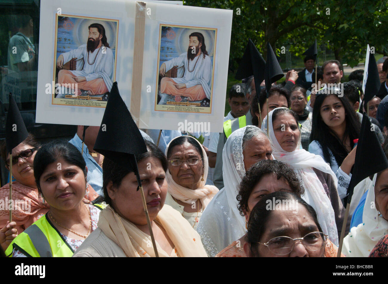 Ravidassia marzo contro la discriminazione di casta da sikh. Le donne nel mese di marzo con bandiere nere e sulla targhetta Foto Stock