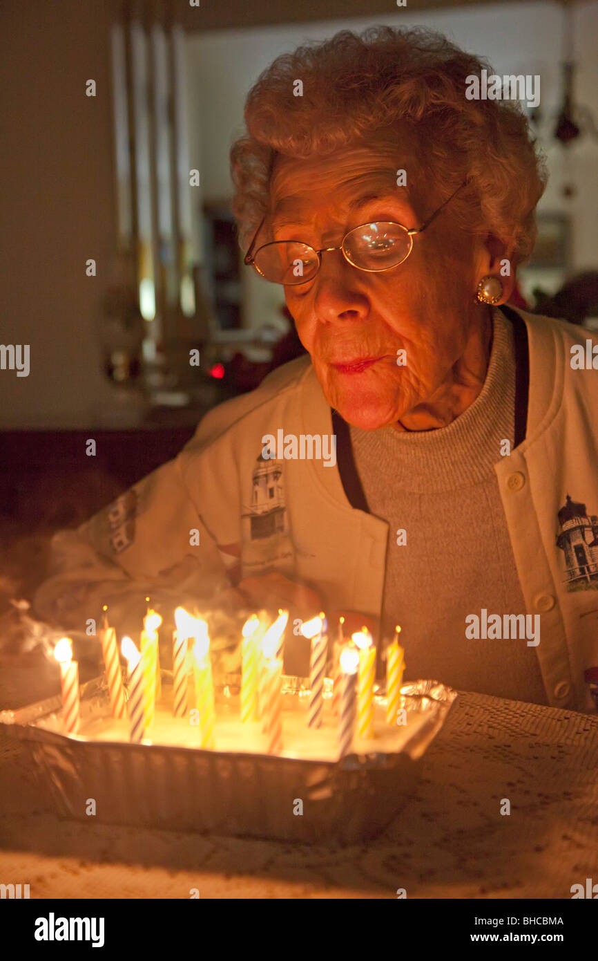 Indianapolis, Indiana - Dorothy Newell si brucia le candeline sulla torta per celebrare il suo compleanno 96a. Foto Stock