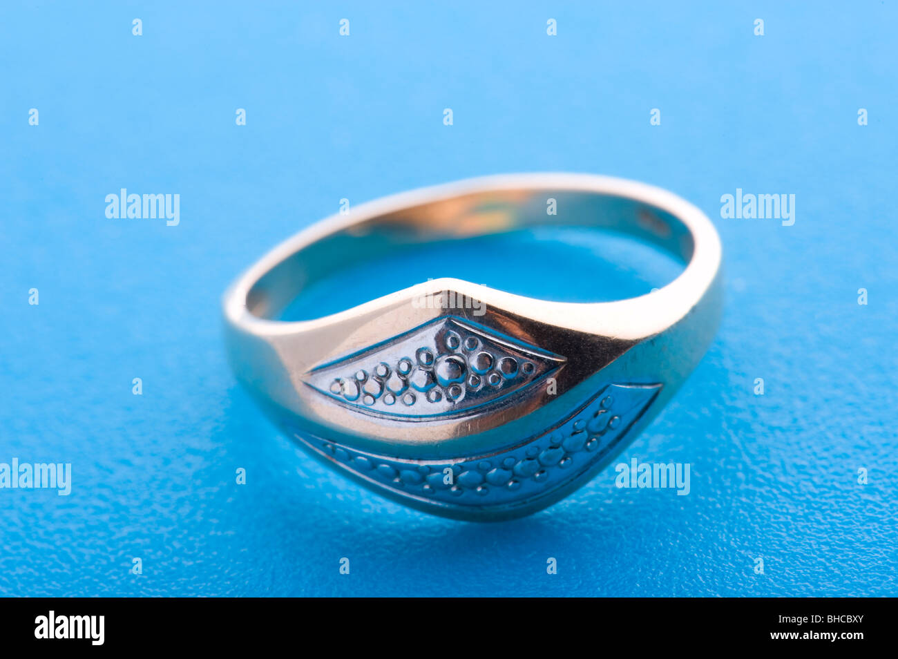 Oggetto su blu - anelli oro close up Foto Stock