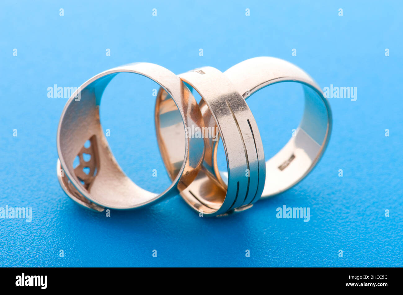 Oggetto su blu - anelli oro close up Foto Stock