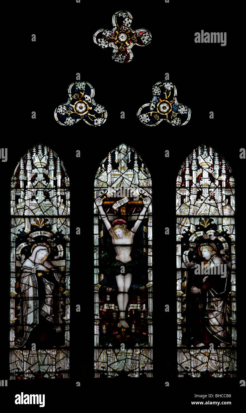 Una finestra di vetro colorato da C E Kempe, raffigurante la Crocifissione, St Wilfred la Chiesa, Kirkby Knowle, North Yorkshire Foto Stock