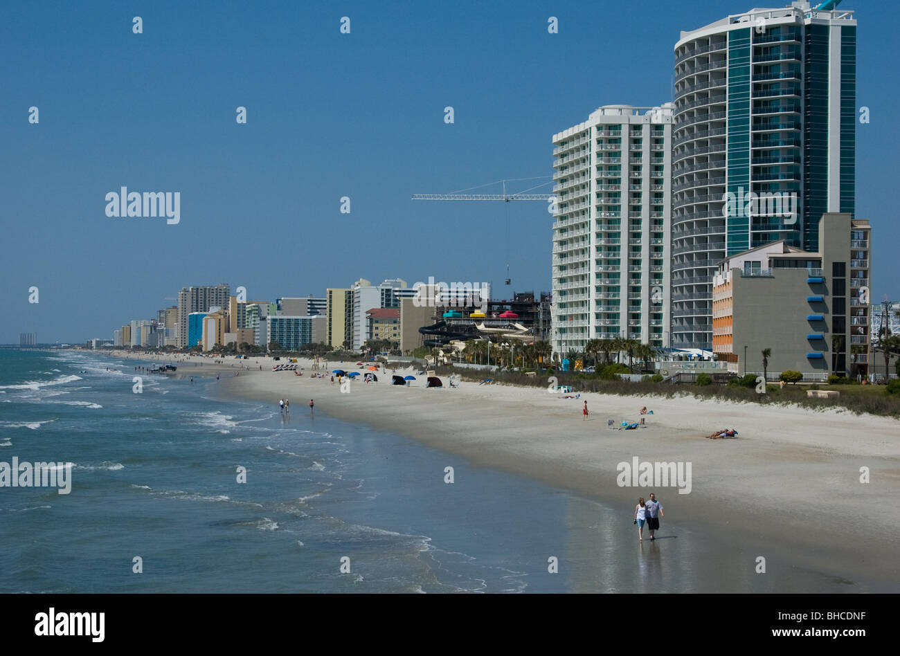 Spiaggia e di fronte all'oceano, highrise alberghi e condomini in Myrtle Beach, Carolina del Sud, STATI UNITI D'AMERICA Foto Stock