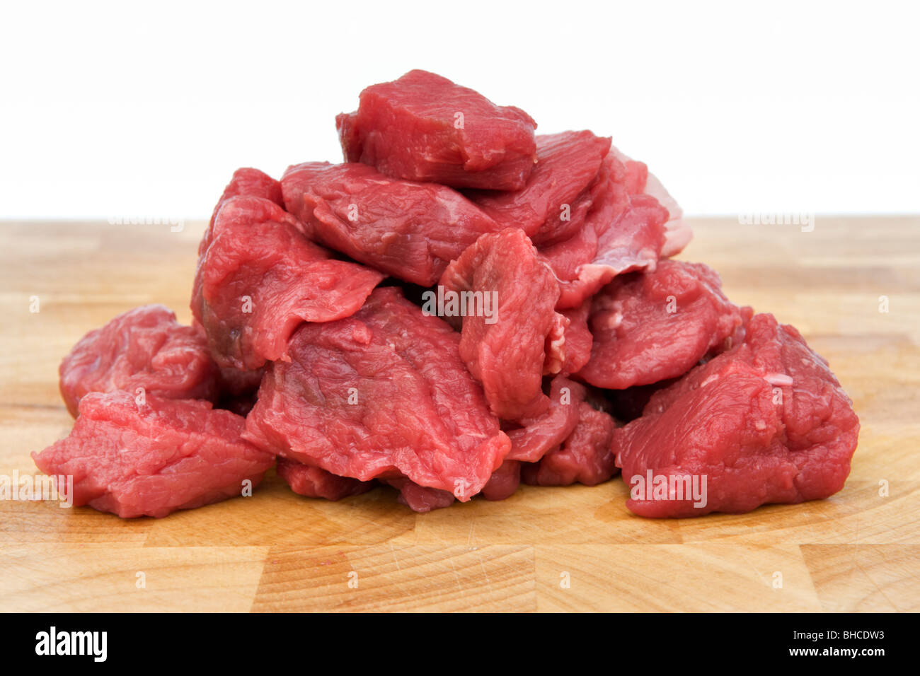 Tagliata a cubetti cottura carne di manzo sul tagliere Foto Stock