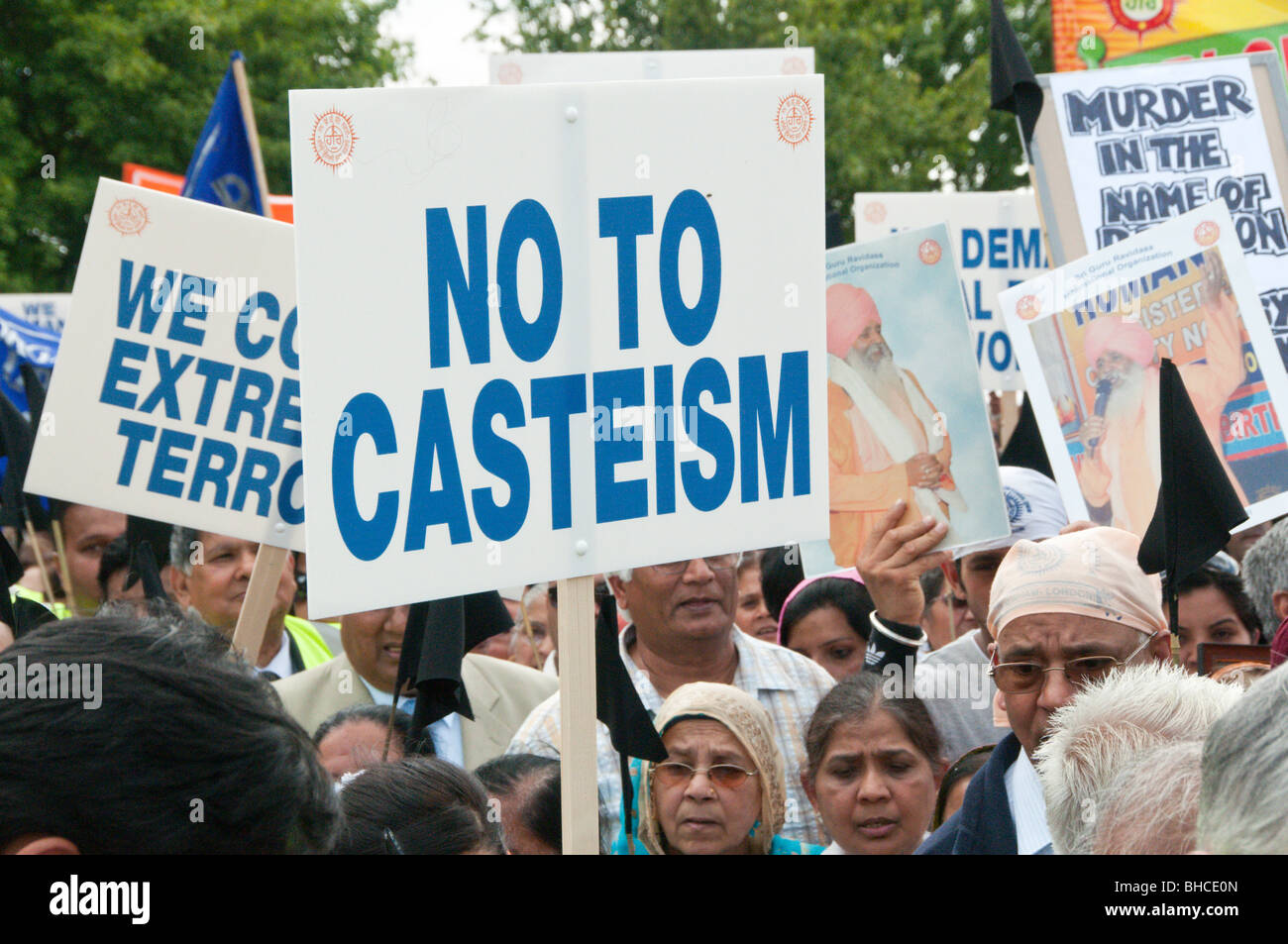 Ravidassia marzo contro la discriminazione di casta da sikh. La folla con un grande cartello 'No alla Casteism' Foto Stock