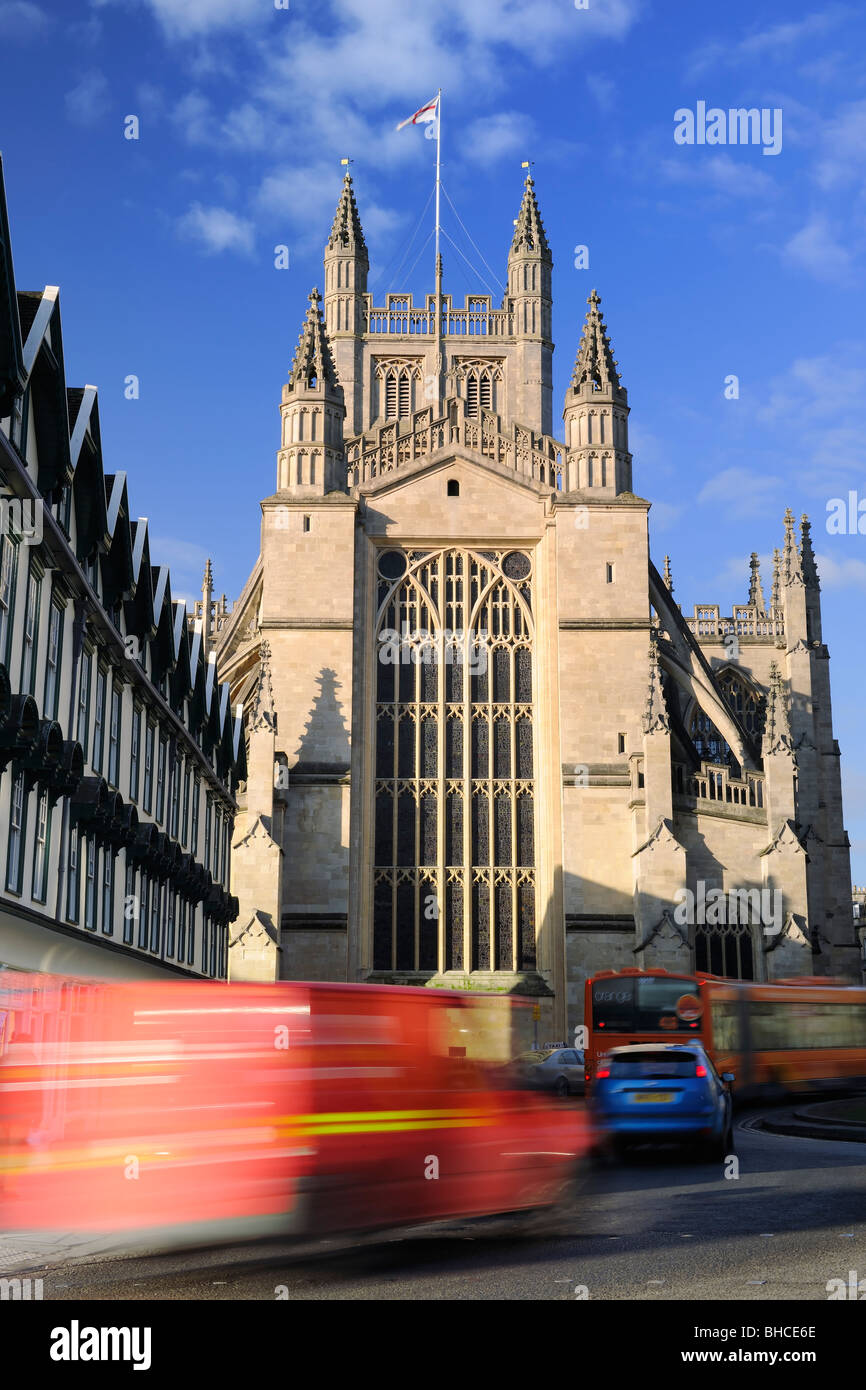 Il traffico della città - una linea di trasmissione di veicoli oltre la storica Abbazia di Bath, Somerset - Inghilterra Foto Stock