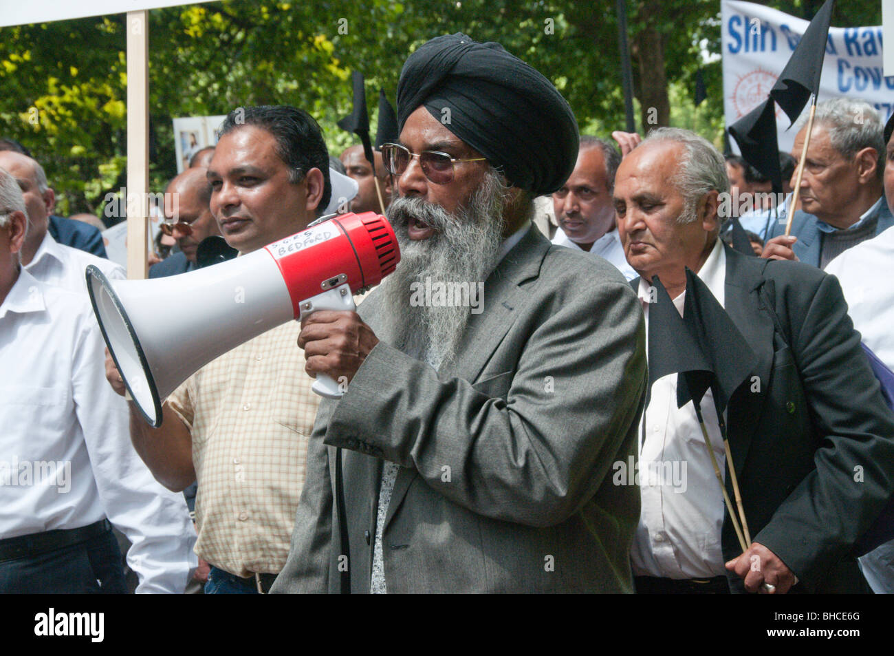 Ravidassia marzo contro la discriminazione di casta da sikh. Uomo in turbante con indirizzi di barba dimostranti Foto Stock
