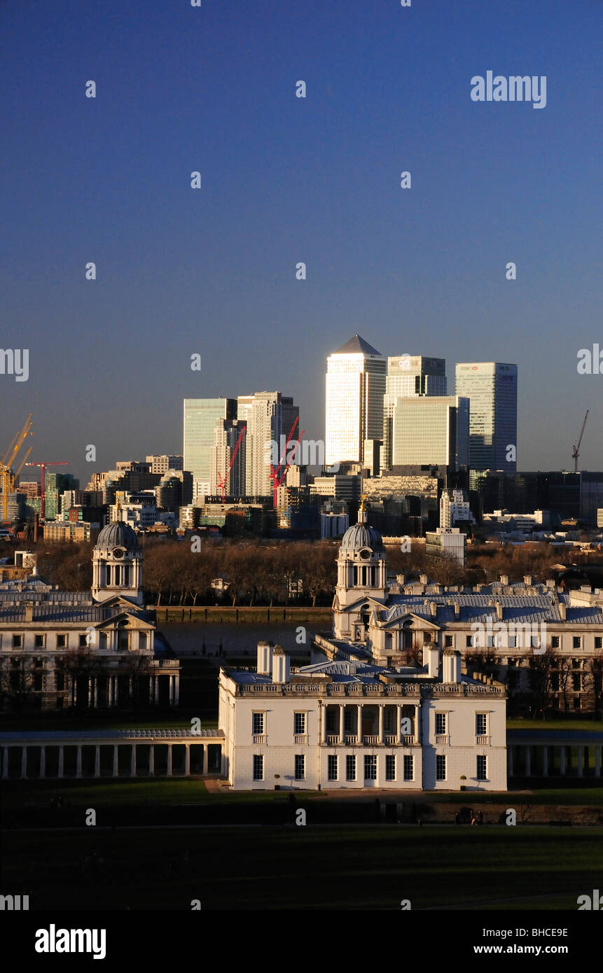 Vista dal parco di Greenwich del Queens House, Royal Naval College, il fiume Tamigi, London Docklands e da Canary Wharf Tower Foto Stock