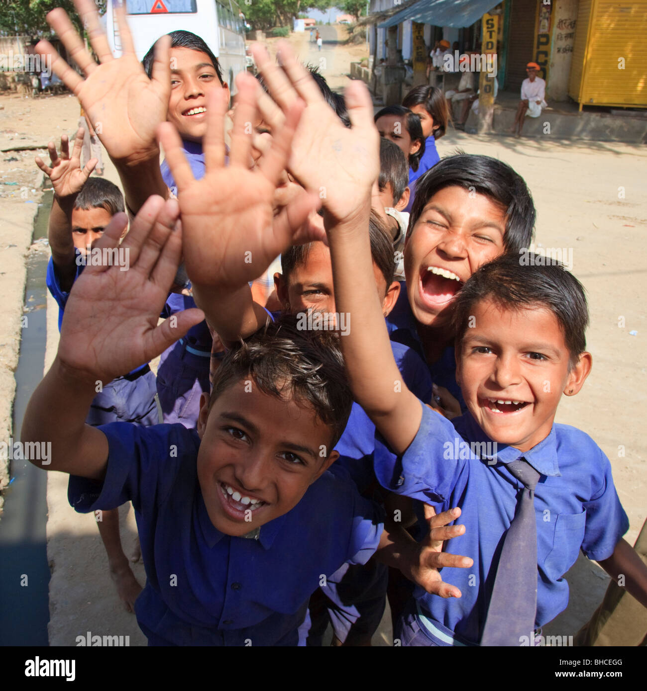 Indian School bambini sorridenti e agitando in un villaggio indiano, Rajasthan, India Foto Stock