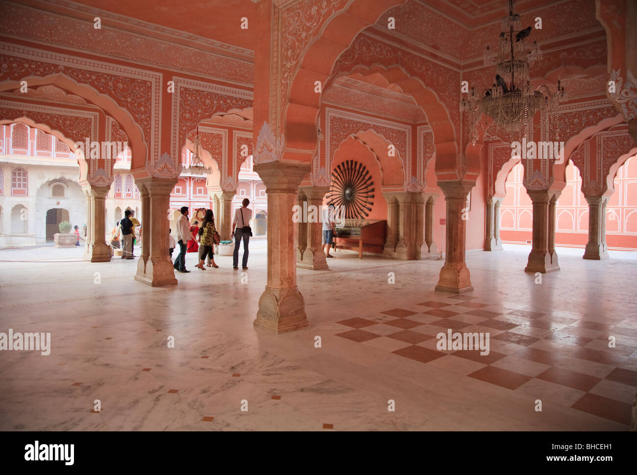 L'architettura decorata del cortile interno del Palazzo della Città a Jaipur, Rajasthan, India Foto Stock