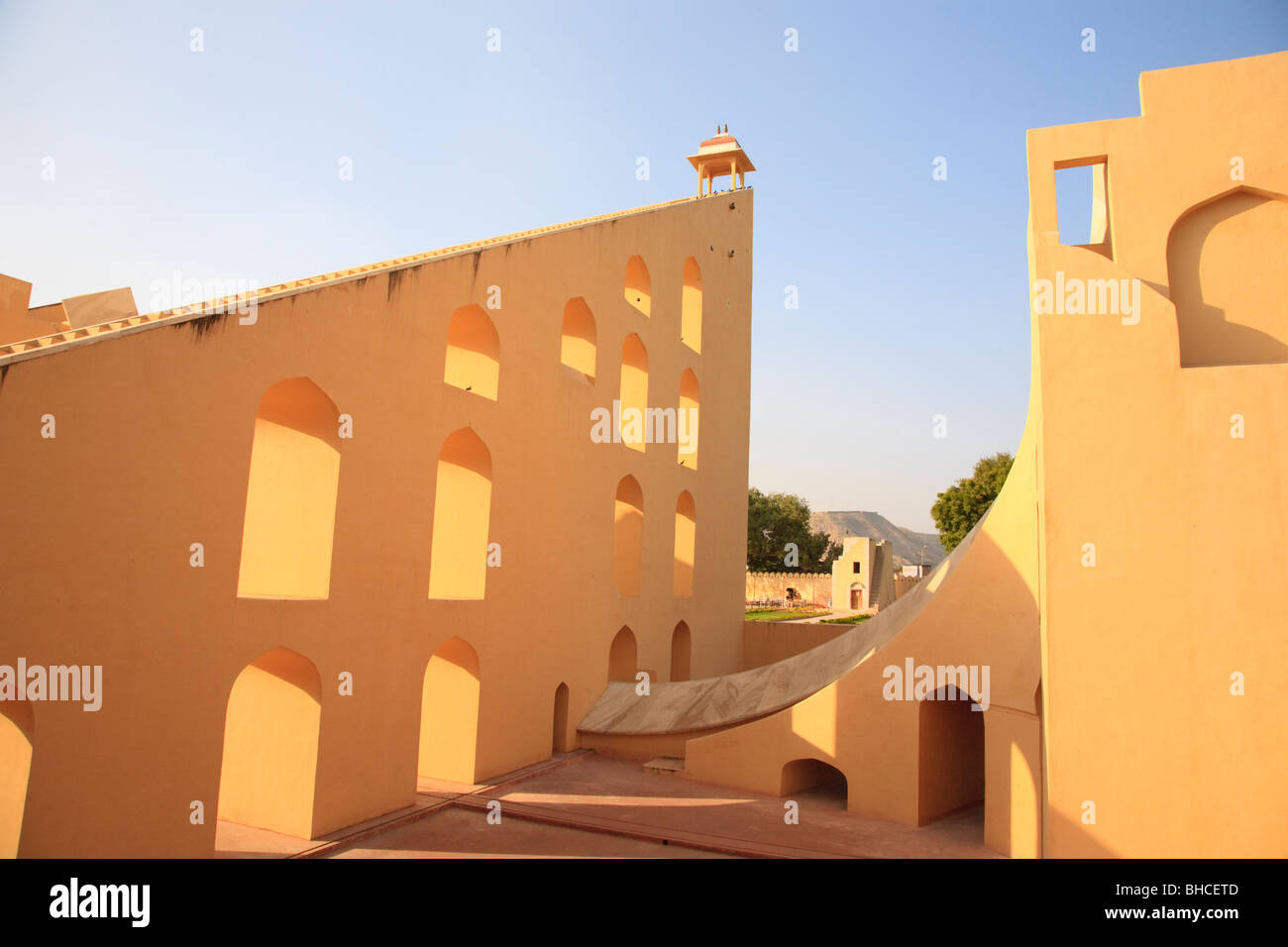 Uno strumento di misurazione 'Time of Day' a Jantar Mantar, Jaipur, India Foto Stock