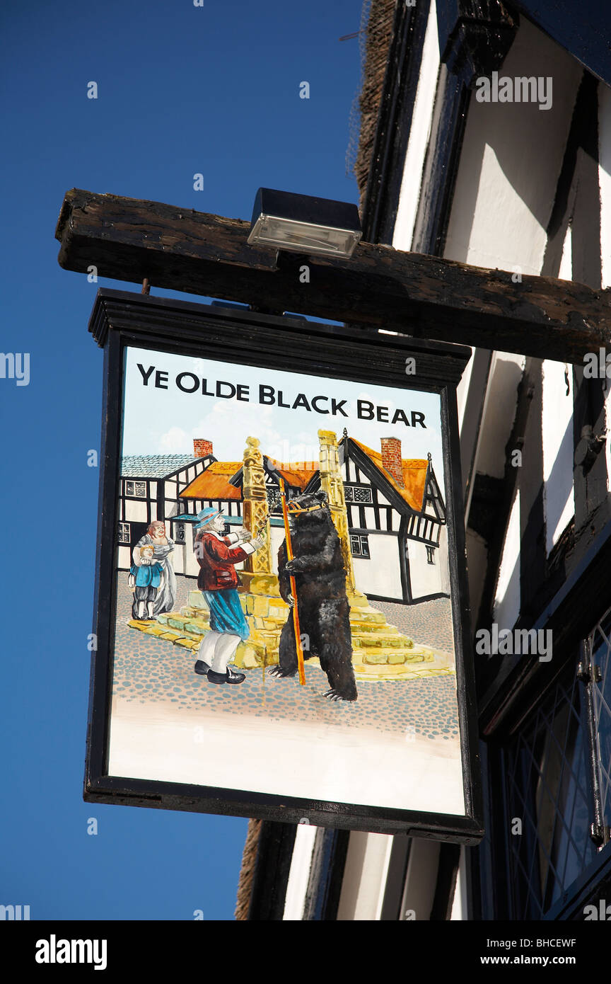 Ye Olde Black Bear pub sign in Sandbach Regno Unito Foto Stock