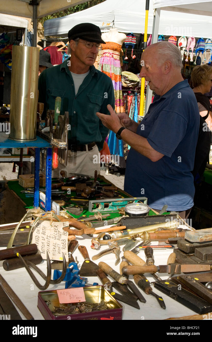 La discussione tra antico attrezzo collezionisti a Mercato di Salamanca, Hobart, Tasmania, Australia Foto Stock