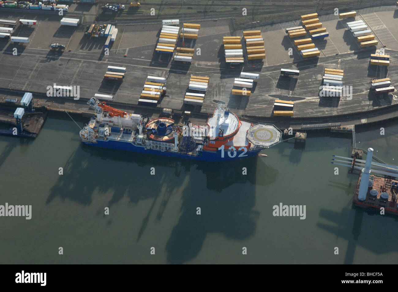 Il mare del Nord 102 costruzione di centrali eoliche nave al porto in Harwich Regno Unito Foto Stock