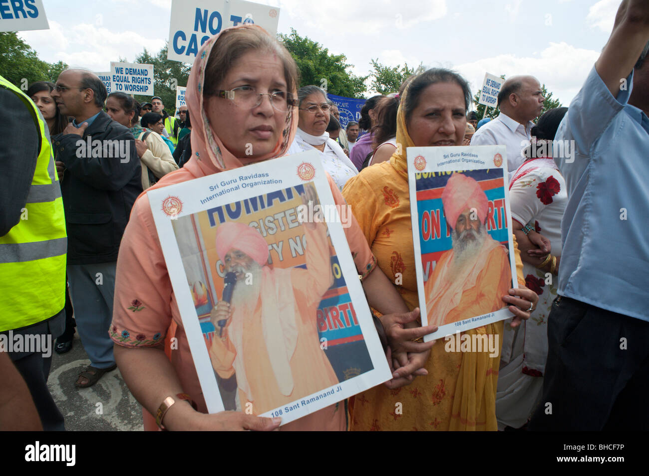 Ravidassia marzo contro la discriminazione di casta da sikh. Le donne in attesa di poster di Sant Ramanand Foto Stock