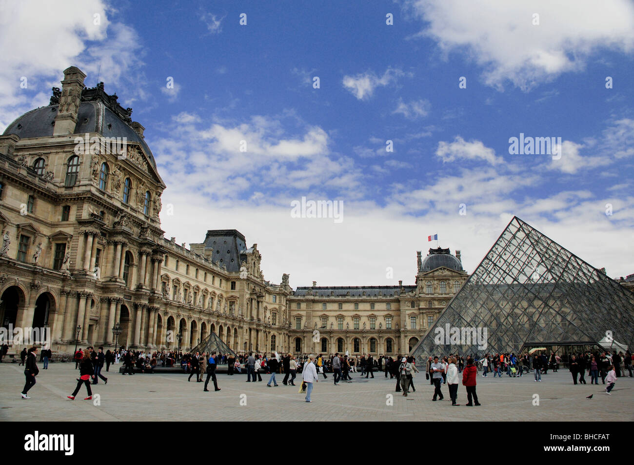I turisti fuori dall esterno del Museo del Louvre e la piramide in vetro, Parigi, Francia Foto Stock
