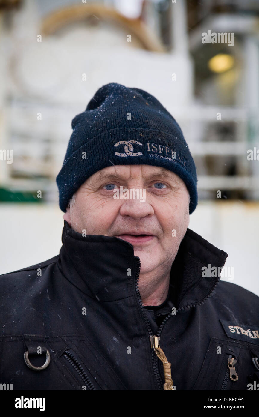 Stefan Einarsson è un pescatore in barca da pesca Lundey. Vopnafjordur Harbour, Est dell'Islanda. Foto Stock