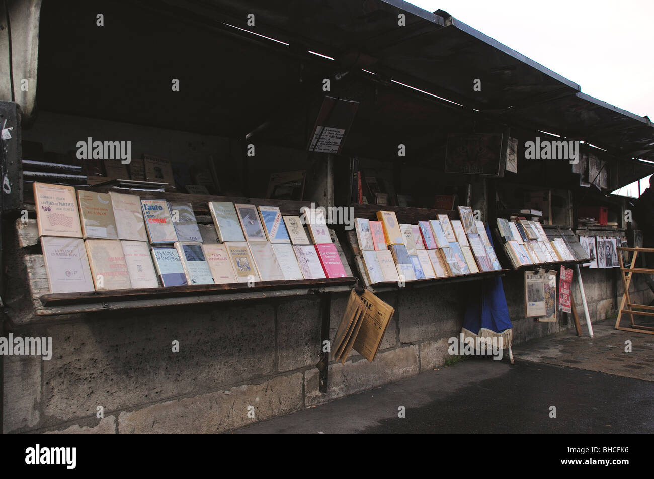 Libro parigino in stallo Foto Stock