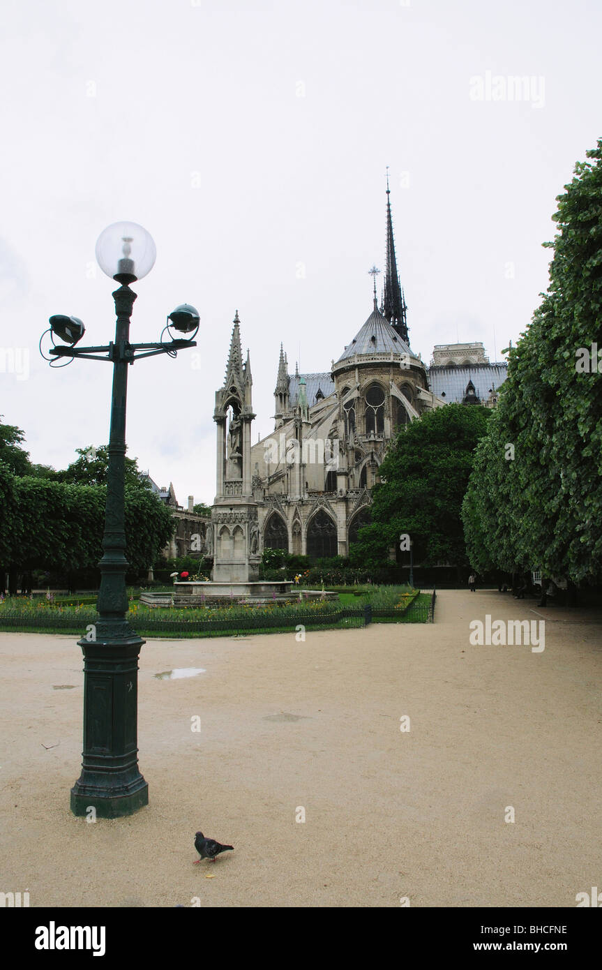 Vista posteriore della cattedrale di Notre Dame da giardini sul retro, Parigi, Francia Foto Stock