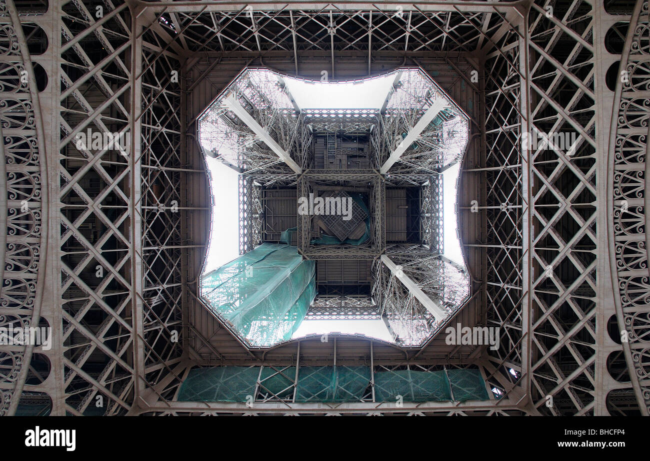 Torre Eiffel dal di sotto Foto Stock