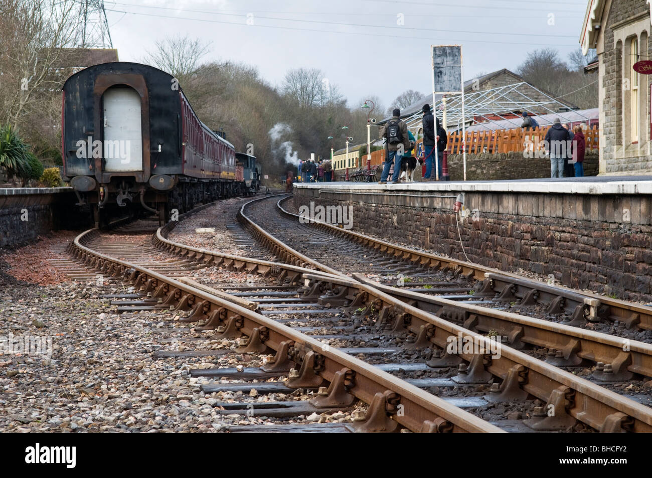 Bitton stazione ferroviaria sulla Valle di Avon linea ferroviaria con treni diesel sulle vie Foto Stock