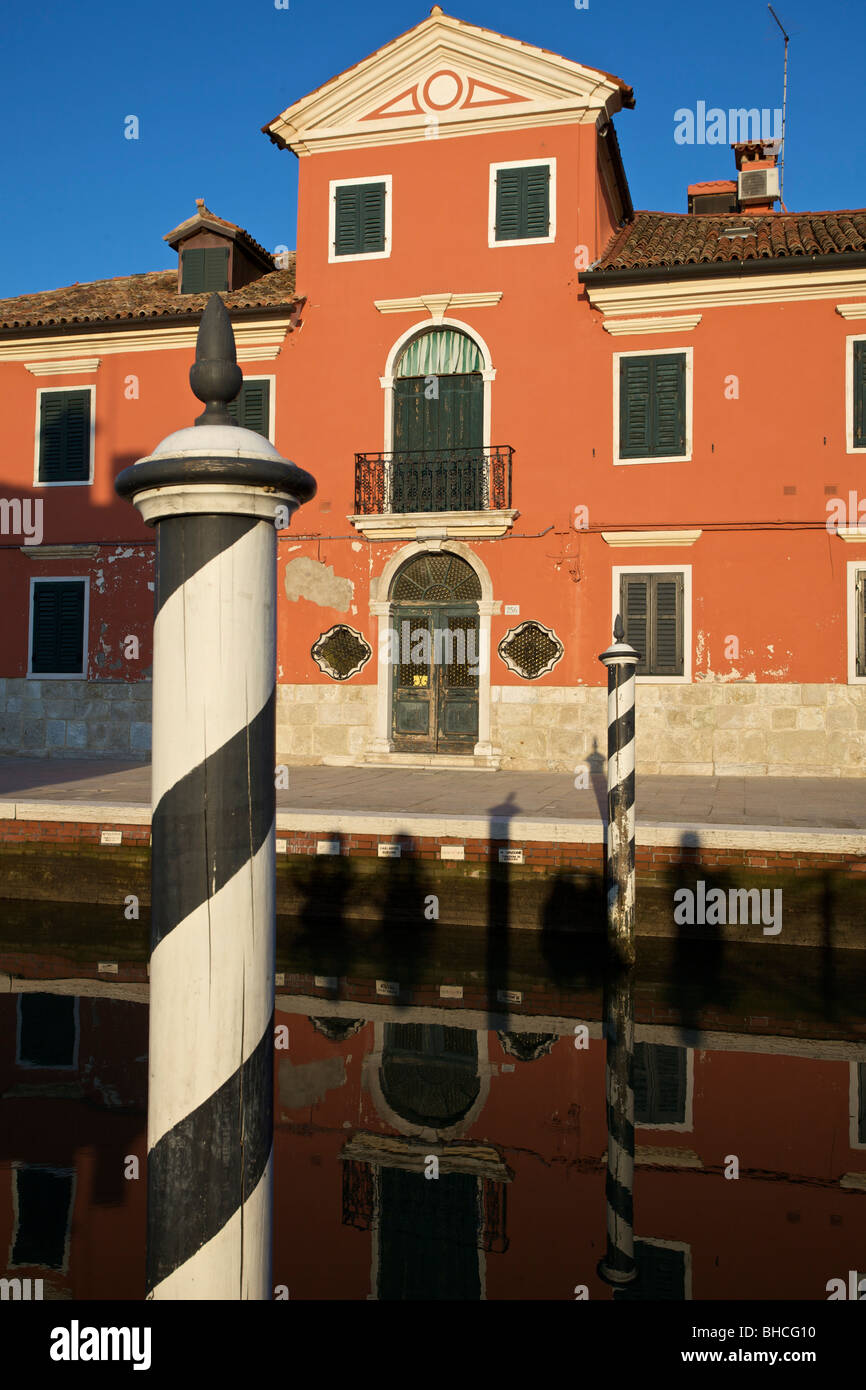 Casa colorati su un canale di Burano Venezia Italia Foto Stock