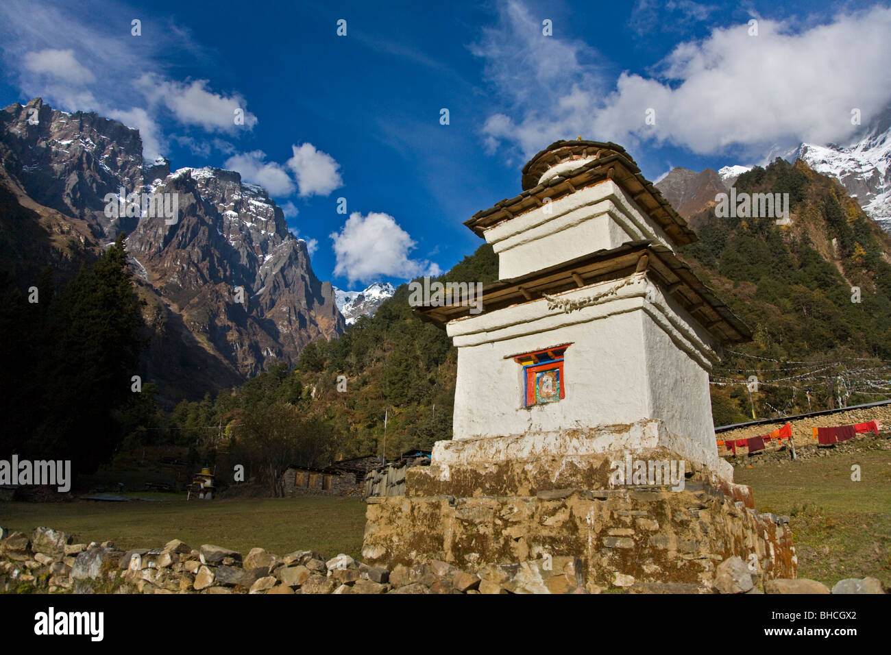 Uno stupa a distanza tibetano monastero buddista - NEPAL HIMALALA Foto Stock