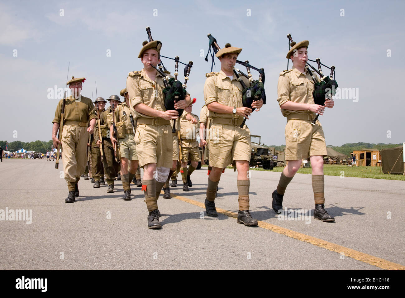 La Seconda Guerra Mondiale la rievocazione di marciare truppe della Gran Bretagna a Mid-Atlantic Air Museum II Guerra Mondiale Weekend e Rievocazione Storica Foto Stock