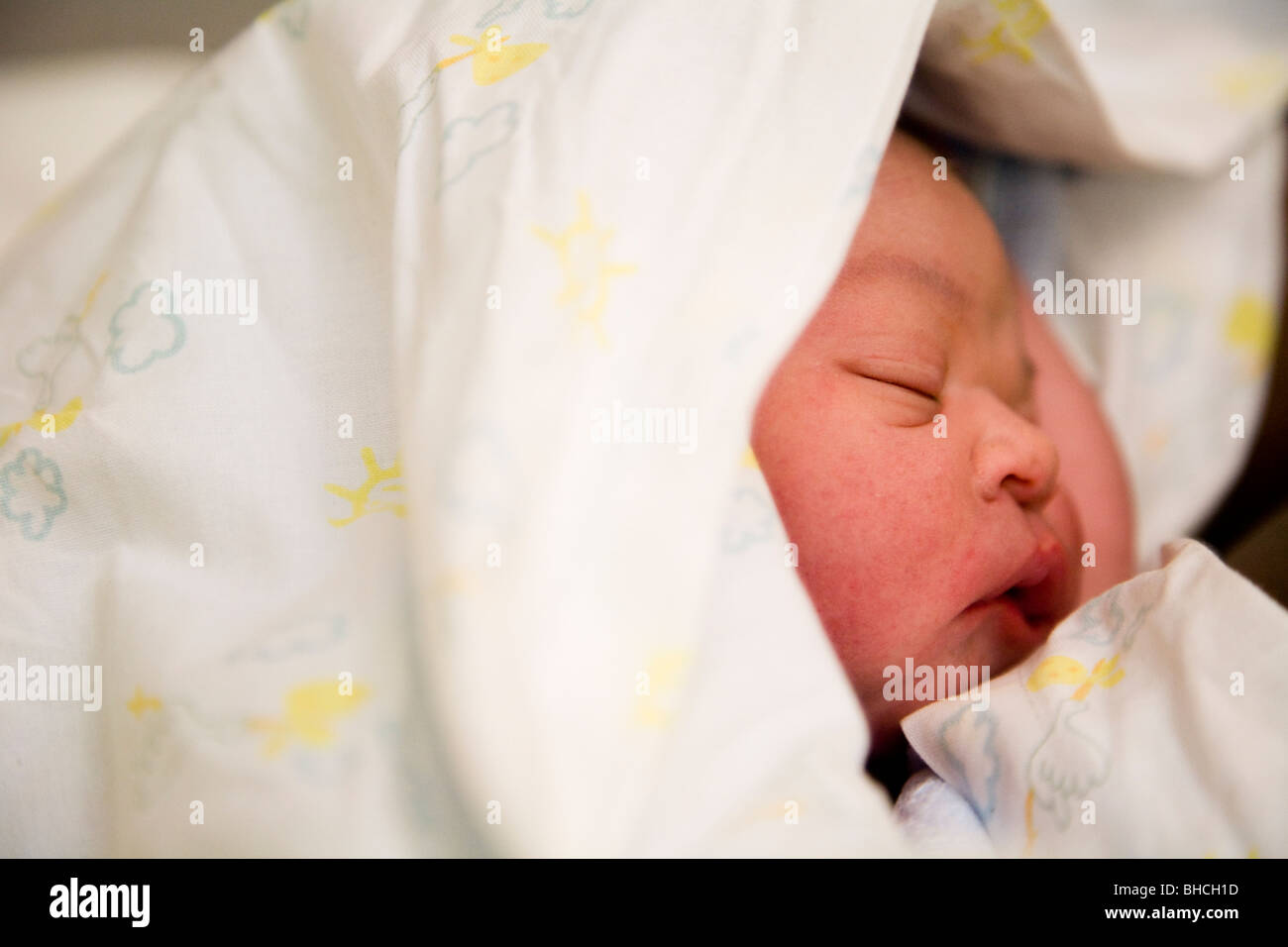 2 ore e mezza o. baby boy dormire presso il reparto di maternità. Foto Stock