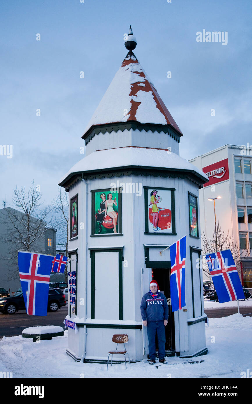 Uomo che vendono souvenir per supportare islandese di squadre sportive. Il centro di Reykjavik, a sud-ovest dell'Islanda. Foto Stock
