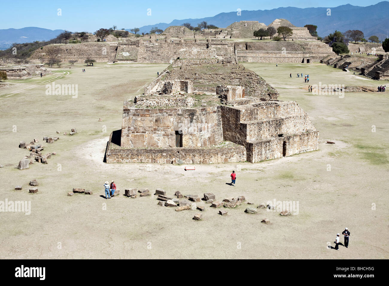 Vista guardando verso nord attraverso centro della grande Plaza di osservatorio e la piattaforma del Nord al di là del zapoteco città di Monte Alban messico Foto Stock