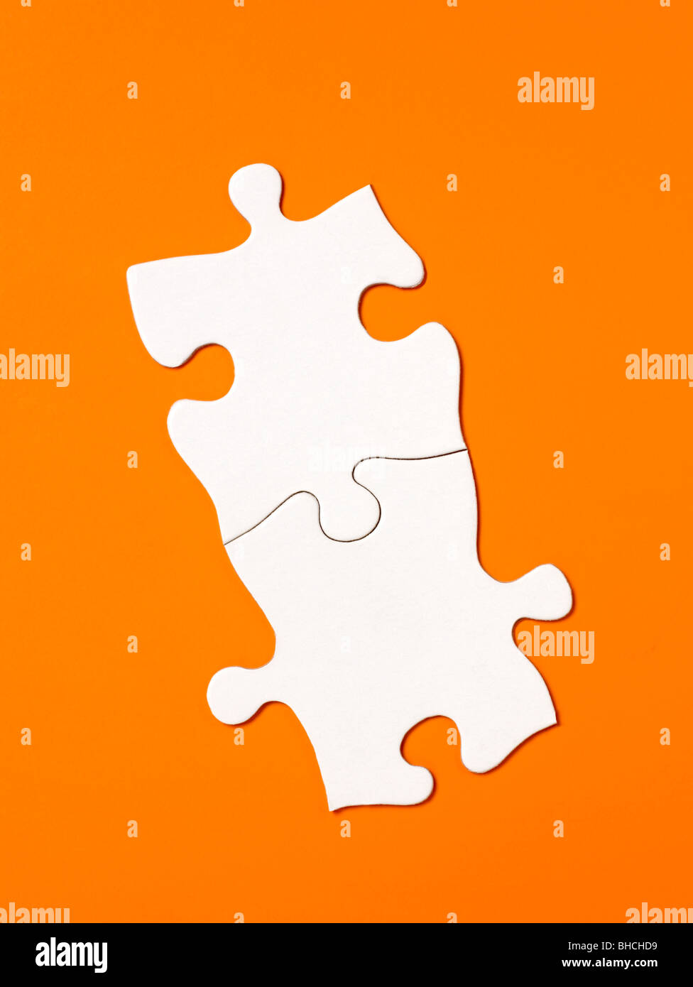 Arancione bianco i pezzi del puzzle in elevazione Foto Stock