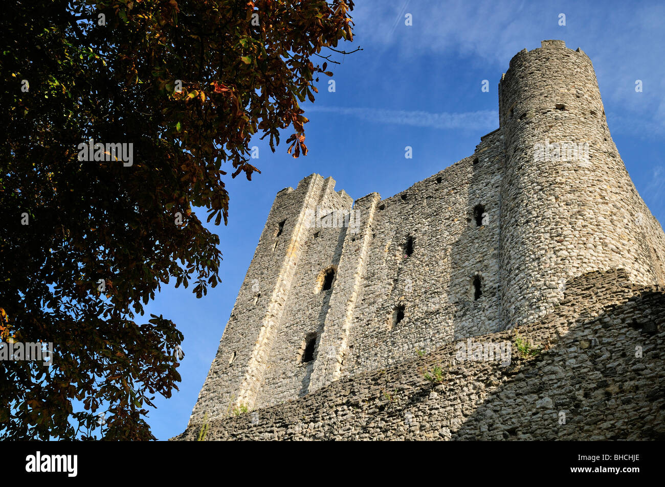 Rochester Castle, Kent. Basso angolo di vista delle imponenti Norman mantenere. Foto Stock