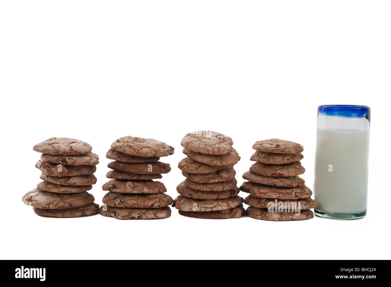 I cookie disposti in una fila con un bicchiere di latte. Foto Stock