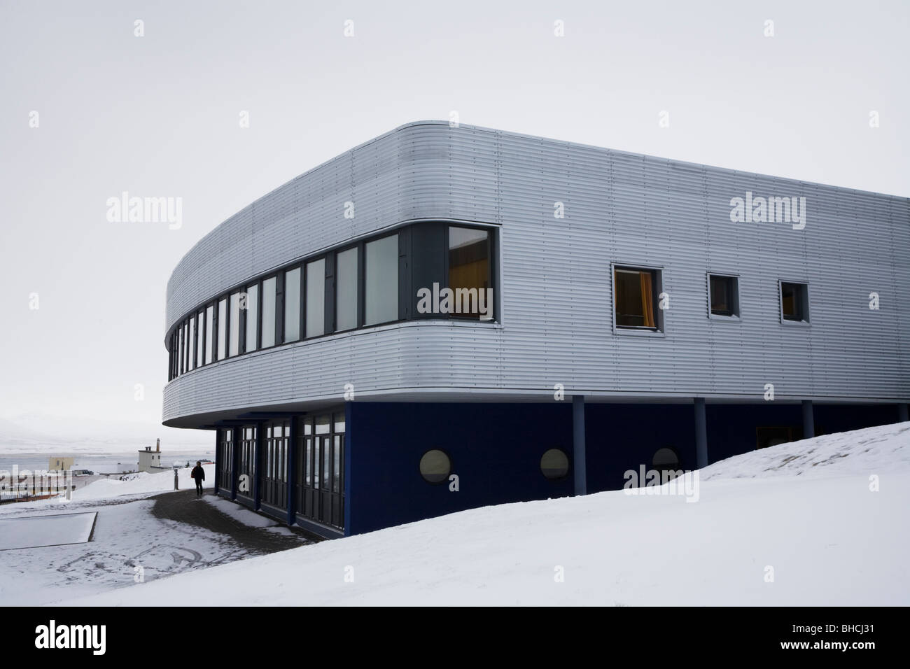 Ragazzo a piedi fuori Vopnafjordur primario/elementare/scuola secondaria. Vopnafjordur, Est dell'Islanda. Foto Stock
